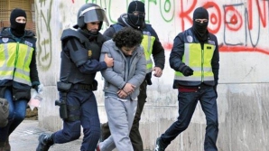 Circa 400 de poliţişti au arestat 10 bărbaţi, în Spania. Vina pe care o poartă încătuşaţii