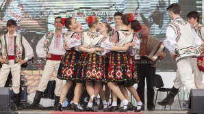 Veselie și voie bună la Comrat! Oamenii din regiune au omagiat Ziua Limbii găgăuze