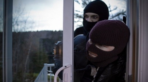 IMAGINI ŞOCANTE! Reacţia unui bărbat după ce patru hoţi înarmaţi cu pistoale i-au intrat în casă 