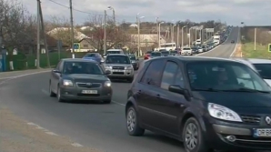 Cozi de kilometri pe traseul Chişinău-Orhei. "40 km/h, nu mai mult!" 