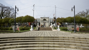 Chişinăul, mai alb ca niciodată. Unii muncitori au exagerat cu văruitul (VIDEO)