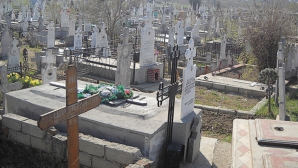  În preajma sărbătorilor pascale în cimitire a început marea curăţenie 