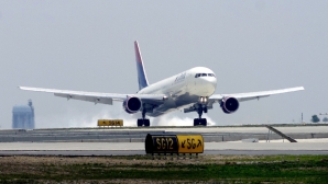 ALERTĂ în aer! TREI avioane au aterizat de urgență  