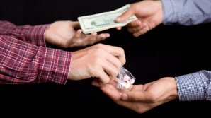 INCREDIBIL! Un profesor de liceu şi complicii săi au fost reţinuţi pentru că distribuiau droguri