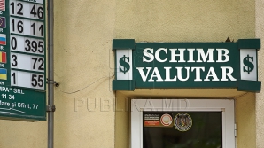 CURS VALUTAR: Moneda unică europeană și dolarul continuă să se deprecieze