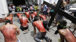 Mai mulţi filipinezi s-au autobiciuit din pietate. Catolicii marchează evenimentele pascale