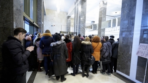 AGLOMERAŢIE la Parlament. Sute de oameni au venit să serbeze Ziua Drapelului de Stat