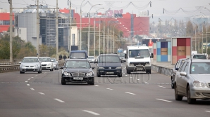 Accident spectaculos! Incredibil ce a păţit un şofer din Capitală pe viaduct (FOTO/VIDEO)
