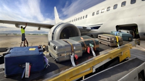 ALERTĂ în spaţiul aerian american: Un bărbat s-a trezit în compartimentul cu bagaje al unui avion