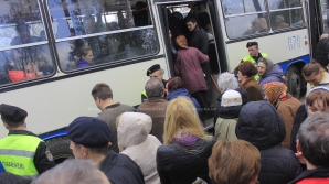 REVOLTĂ ŞI ÎMBULZEALĂ! Locuitorii Capitalei au luat cu asalt transportul public pentru a ajunge la cimitir