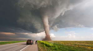 Imagini INCREDIBILE! Un aventurier din SUA a fost la trei metri distanță de o tornadă URIAȘĂ (VIDEO)