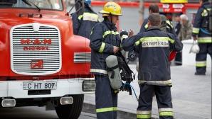 PANICĂ şi FOC în Capitală. O casă din sectorul Buiucani a fost cuprinsă de flăcări (FOTO)