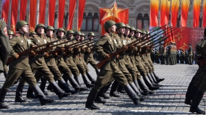 Armata Roşie, în frunte cu generalul Viktor Eliseev, ajunge la Bucureşti (VIDEO)