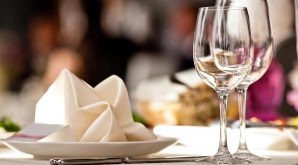 EXPERIMENT: Cum se comportă angajații unui restaurant cu cei săraci și cu oamenii bogați