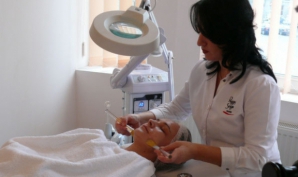 Se pregătesc trupeşte de Paşte. Femeile au luat cu asalt saloanele de înfrumuseţare (VIDEO)