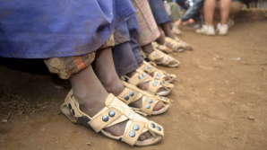 Un ONG vine cu o soluţie pentru a încălţa copiii nevoiaşi. Au creat sandalele extensibile (VIDEO)