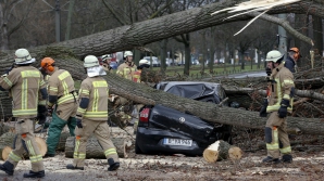 Furtuni şi ploi torențiale în Europa Occidentală. Vântul a dat năbădăi oamenilor şi avioanelor
