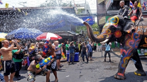 S-a dat startul Festivalului apei în Thailanda. Cum sărbătoresc turiștii 