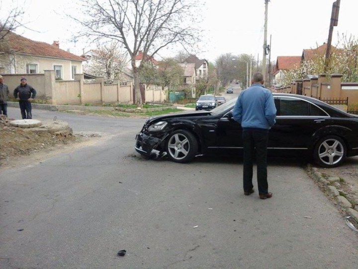 Intersecţie PERICULOASĂ în Chişinău! Locuitorii rămân deseori cu gardurile distruse (FOTO)