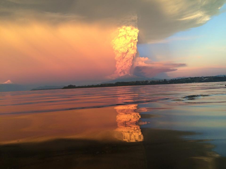 ALERTĂ în Chile. Erupţia NEAŞTEPTATĂ a unui vulcan, surprinsă de un moldovean (GALERIE FOTO)