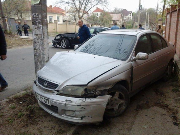 Intersecţie PERICULOASĂ în Chişinău! Locuitorii rămân deseori cu gardurile distruse (FOTO)