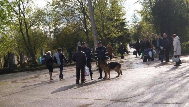 S-au pornit acasă pe trei cărări. Aventurile penibile ale unor creştini care au fost la cimitir (FOTOREPORT)