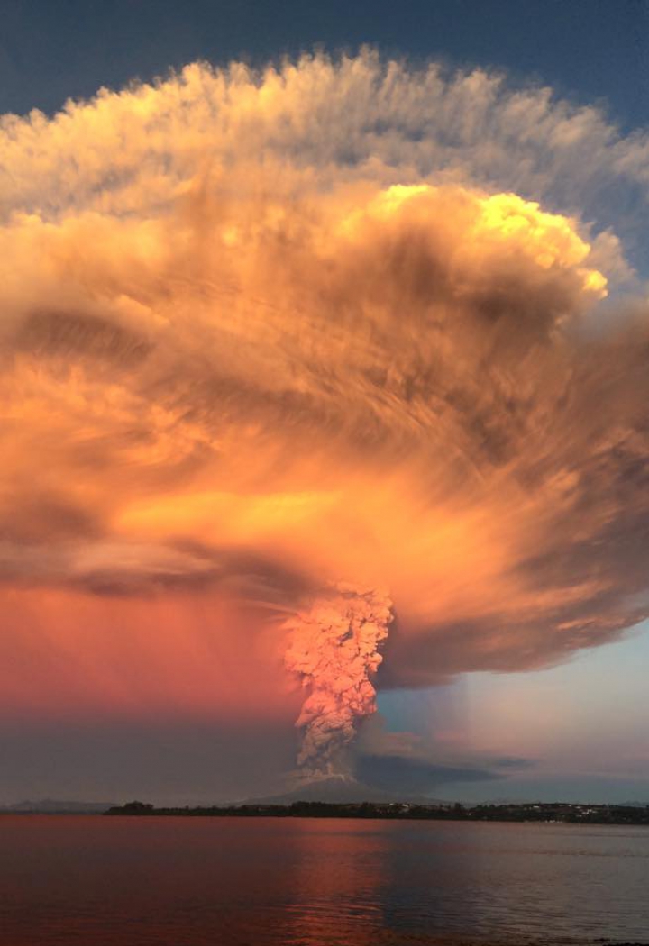 ALERTĂ în Chile. Erupţia NEAŞTEPTATĂ a unui vulcan, surprinsă de un moldovean (GALERIE FOTO)