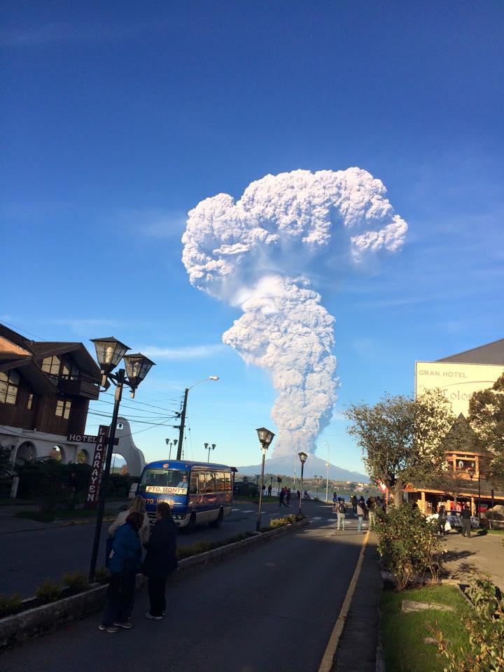 ALERTĂ în Chile. Erupţia NEAŞTEPTATĂ a unui vulcan, surprinsă de un moldovean (GALERIE FOTO)