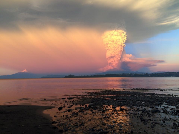 ALERTĂ în Chile. Erupţia NEAŞTEPTATĂ a unui vulcan, surprinsă de un moldovean (GALERIE FOTO)