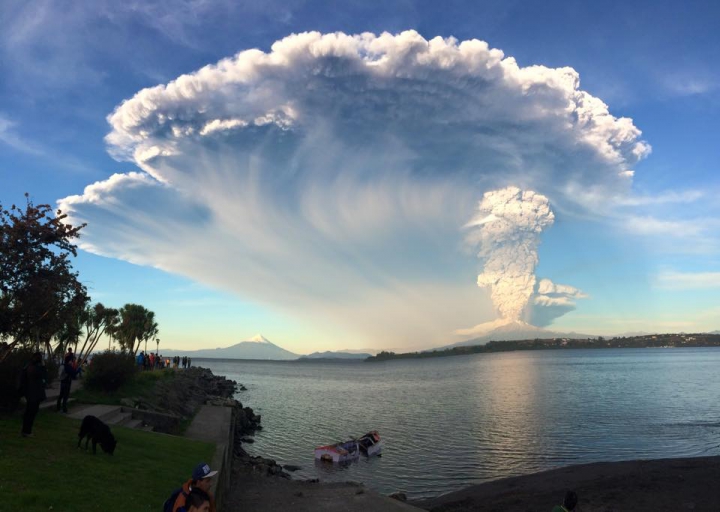 ALERTĂ în Chile. Erupţia NEAŞTEPTATĂ a unui vulcan, surprinsă de un moldovean (GALERIE FOTO)