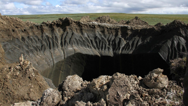 Localnicii sunt SPERIAŢI! Un CRATER GIGANTIC a apărut într-un sat