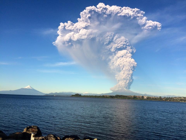 ALERTĂ în Chile. Erupţia NEAŞTEPTATĂ a unui vulcan, surprinsă de un moldovean (GALERIE FOTO)