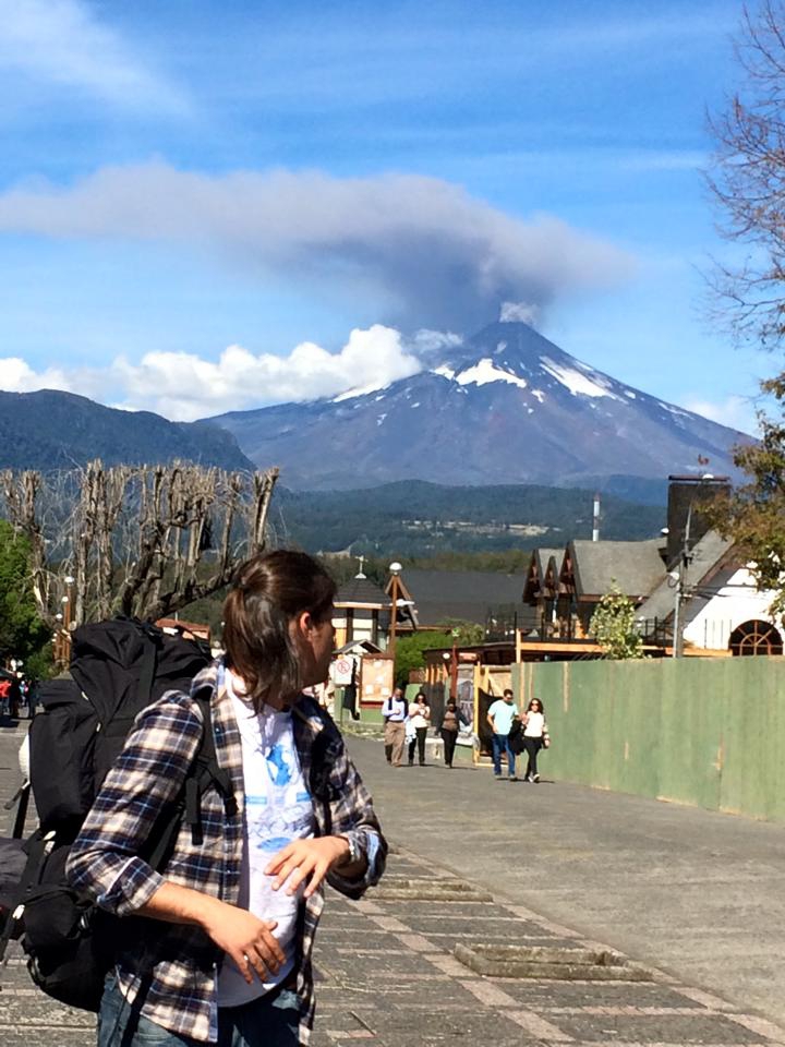 ALERTĂ în Chile. Erupţia NEAŞTEPTATĂ a unui vulcan, surprinsă de un moldovean (GALERIE FOTO)