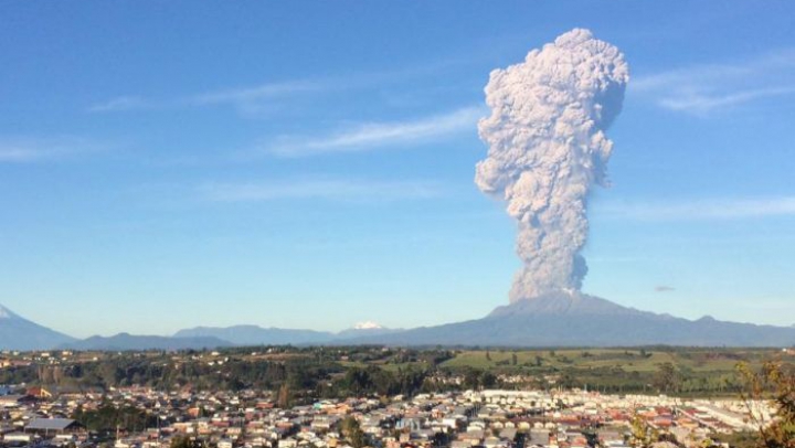 ALERTĂ în Chile. Erupţia NEAŞTEPTATĂ a unui vulcan, surprinsă de un moldovean (GALERIE FOTO)