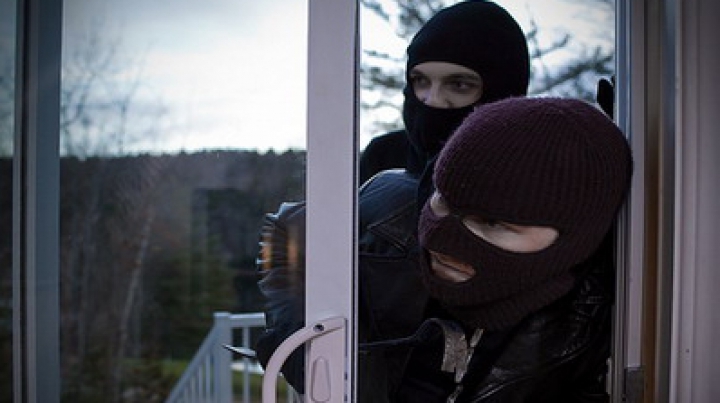 IMAGINI ŞOCANTE! Reacţia unui bărbat după ce patru hoţi înarmaţi cu pistoale i-au intrat în casă 