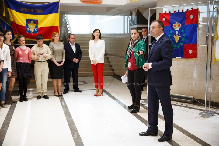 "A fost fascinant". Tineri din Comrat, ghidaţi de Andrian Candu într-o vizită la Parlament (GALERIE FOTO)