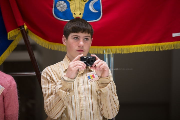 "A fost fascinant". Tineri din Comrat, ghidaţi de Andrian Candu într-o vizită la Parlament (GALERIE FOTO)