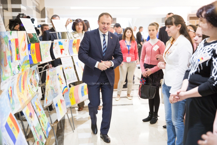 "A fost fascinant". Tineri din Comrat, ghidaţi de Andrian Candu într-o vizită la Parlament (GALERIE FOTO)