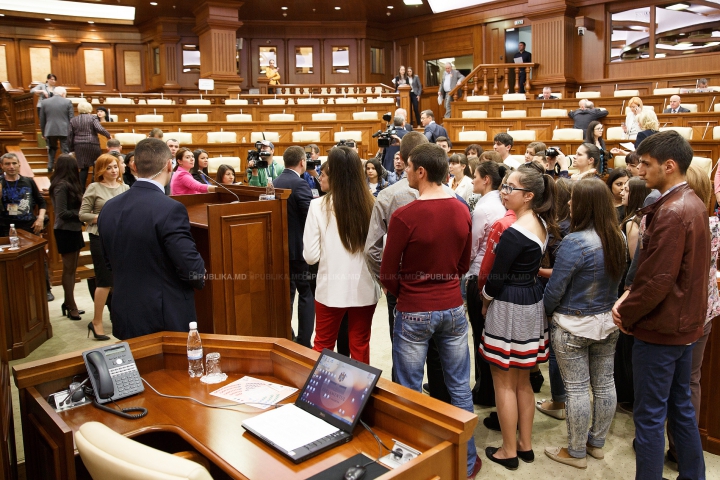 "A fost fascinant". Tineri din Comrat, ghidaţi de Andrian Candu într-o vizită la Parlament (GALERIE FOTO)