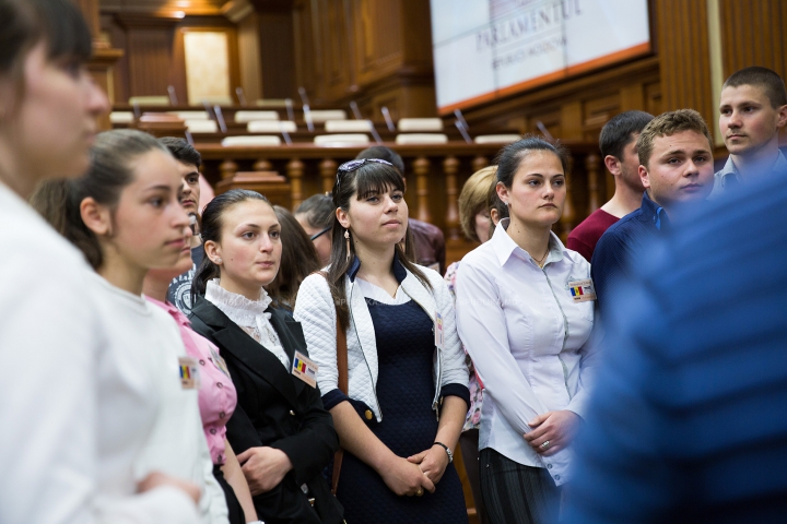 "A fost fascinant". Tineri din Comrat, ghidaţi de Andrian Candu într-o vizită la Parlament (GALERIE FOTO)