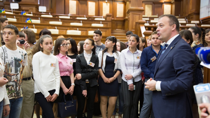 "A fost fascinant". Tineri din Comrat, ghidaţi de Andrian Candu într-o vizită la Parlament (GALERIE FOTO)