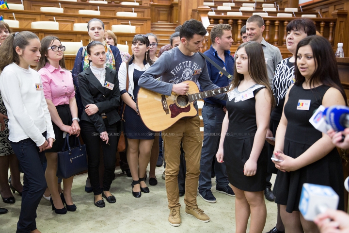 "A fost fascinant". Tineri din Comrat, ghidaţi de Andrian Candu într-o vizită la Parlament (GALERIE FOTO)