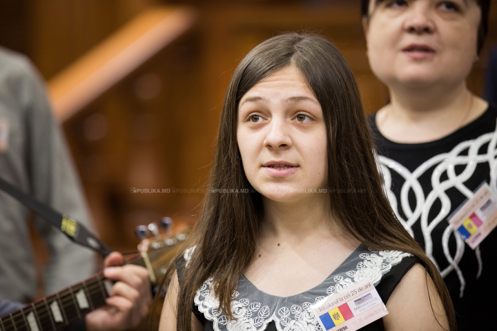 "A fost fascinant". Tineri din Comrat, ghidaţi de Andrian Candu într-o vizită la Parlament (GALERIE FOTO)