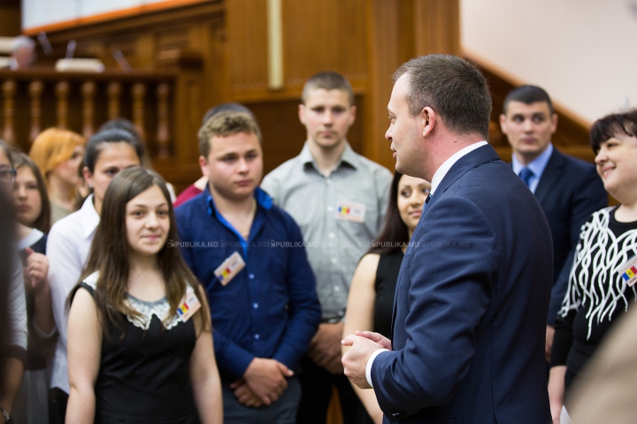 "A fost fascinant". Tineri din Comrat, ghidaţi de Andrian Candu într-o vizită la Parlament (GALERIE FOTO)