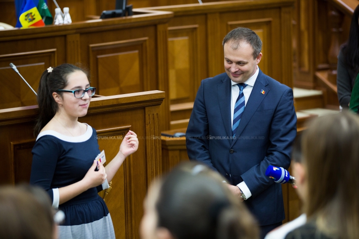 "A fost fascinant". Tineri din Comrat, ghidaţi de Andrian Candu într-o vizită la Parlament (GALERIE FOTO)