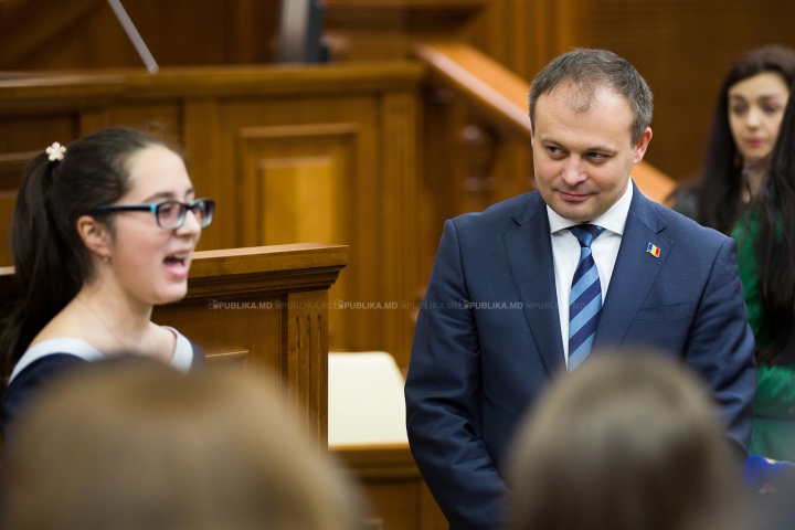 "A fost fascinant". Tineri din Comrat, ghidaţi de Andrian Candu într-o vizită la Parlament (GALERIE FOTO)