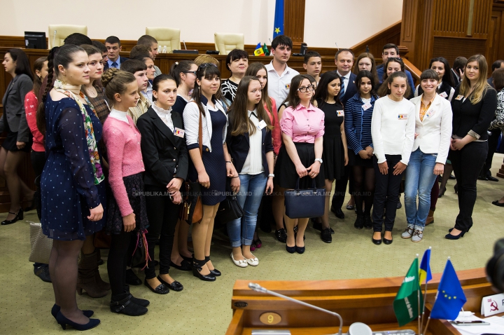 "A fost fascinant". Tineri din Comrat, ghidaţi de Andrian Candu într-o vizită la Parlament (GALERIE FOTO)