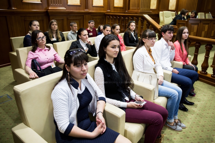 "A fost fascinant". Tineri din Comrat, ghidaţi de Andrian Candu într-o vizită la Parlament (GALERIE FOTO)