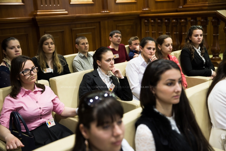 "A fost fascinant". Tineri din Comrat, ghidaţi de Andrian Candu într-o vizită la Parlament (GALERIE FOTO)