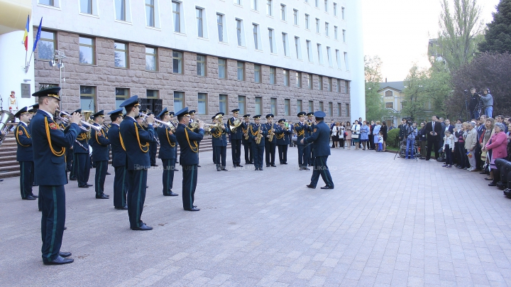 Lumină şi culoare! Spectacol GRANDIOS în scuarul Legislativului cu ocazia zilei Drapelului de Stat (VIDEO)